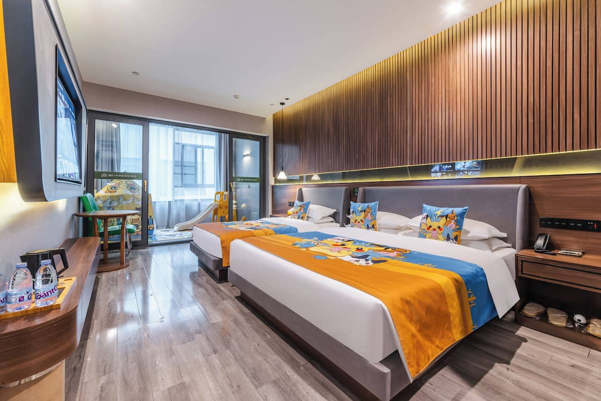 Habitación familiar | Espacio para trabajar con laptop, cortinas blackout y insonorización