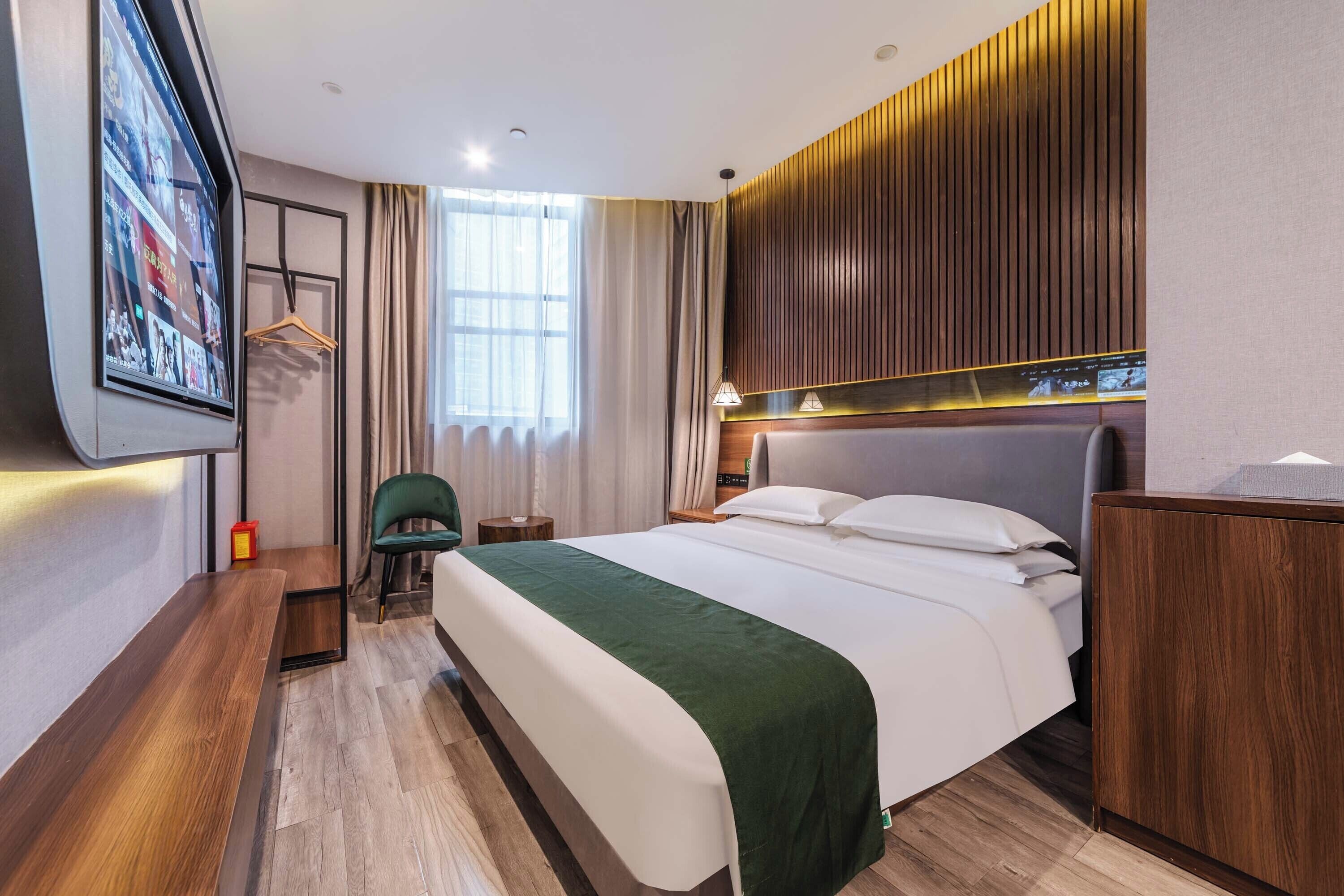 Standard Double Room | Individually decorated, laptop workspace, blackout drapes, soundproofing