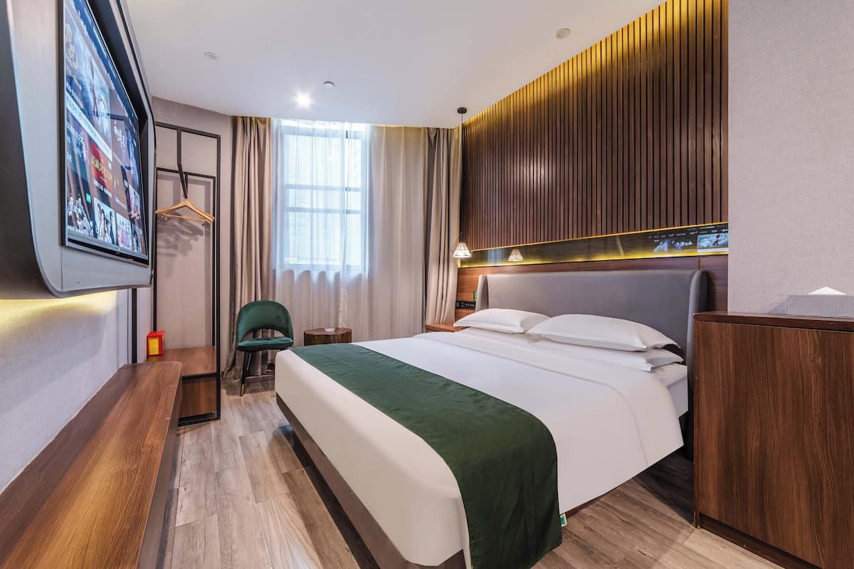 Habitación doble estándar | Espacio para trabajar con laptop, cortinas blackout y insonorización