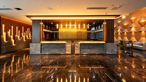 A modern lobby with a reception desk, marble flooring, and contemporary lighting fixtures. - Inmo Hotel Chengdu Chunxi Road Taikoo Li (Chengdu)