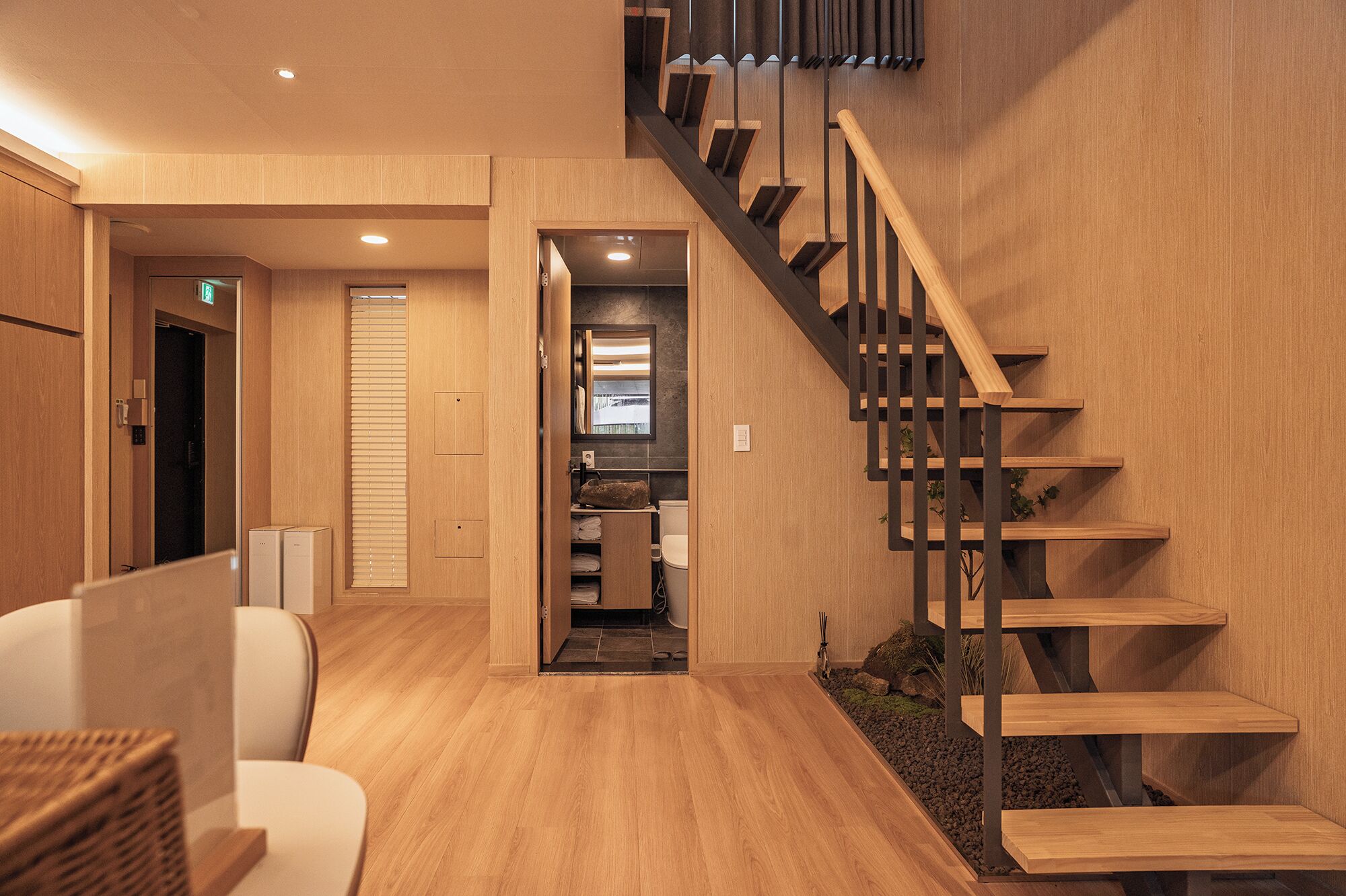 Glow Suite Room 1003 | 거실 공간