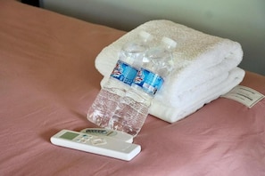 Deluxe-Doppelzimmer, Balkon, Bergblick | Badezimmerausstattung | Dusche, kostenlose Toilettenartikel, Haartrockner, Handtücher