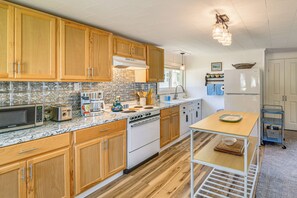 Coffee/tea maker, fridge, microwave, stovetop