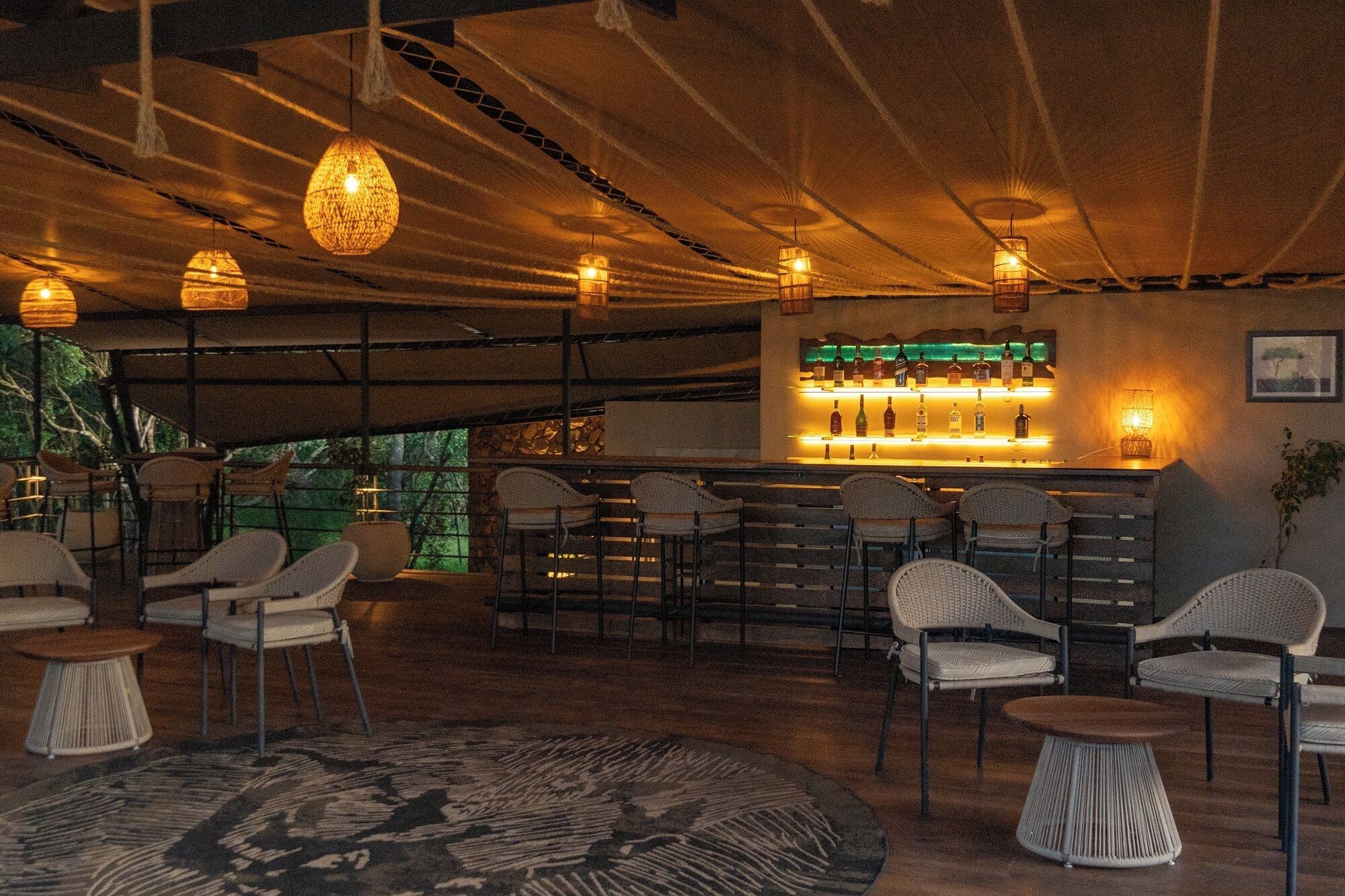 2 bars/lounges