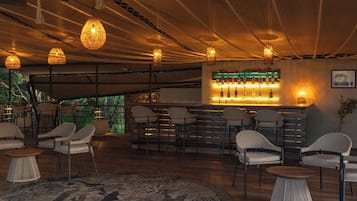 2 bars/lounges