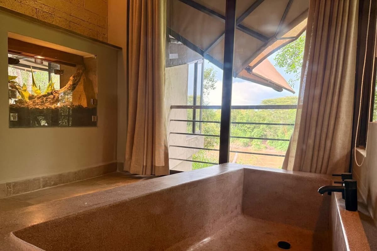 Luxury Suite | Bathroom