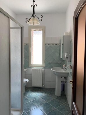 Bathroom - Charming Guest Room in Galtellì with Mountain Views (Galtellì)