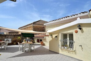 Outdoor dining - Charming Guest Room in Galtellì with Mountain Views (Galtellì)