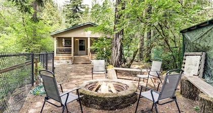 Relaxing Riverfront Getaway w/ Fire Pit in Idanha