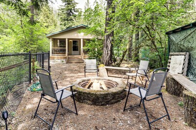Relaxing Riverfront Getaway w/ Fire Pit in Idanha