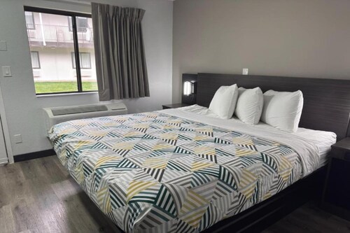 1 King Bed | Non-Smoking