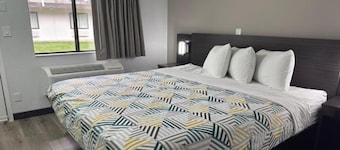 1 King Bed | Non-Smoking