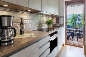 Wasserkocher mit Kaffee-/Teezubehör, Kühlschrank, Mikrowelle, Ofen