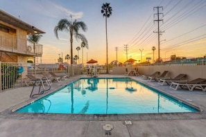 Pool - 1 Full Bed|ADA/RI Shower/Deluxe (San Bernardino)