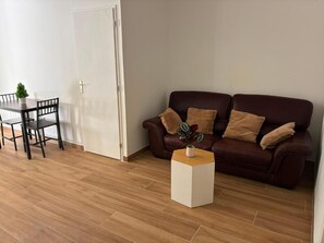 Living area - NovaStay Breuillet – Modern Garden Apartment (Breuillet)