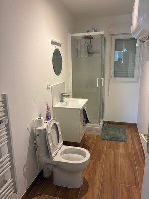 Bathroom - NovaStay Breuillet – Modern Garden Apartment (Breuillet)