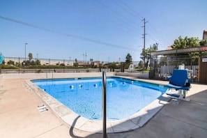 Pool - 2 Full Beds | Smoking, Micfridge (Moreno Valley)