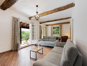TV, fireplace - Villa in Flayosc with Private Swimming Pool (Flayosc)