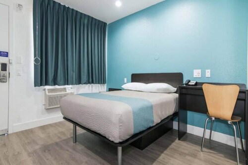 1 Queen Bed|Non-Smoking,Micfridge