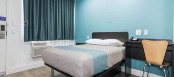 1 Queen Bed|Non-Smoking,Micfridge