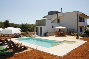 A modern house with a swimming pool, outdoor furniture, and a patio area. - Casa Allegria, camera Serenità- adults only (Parabita)