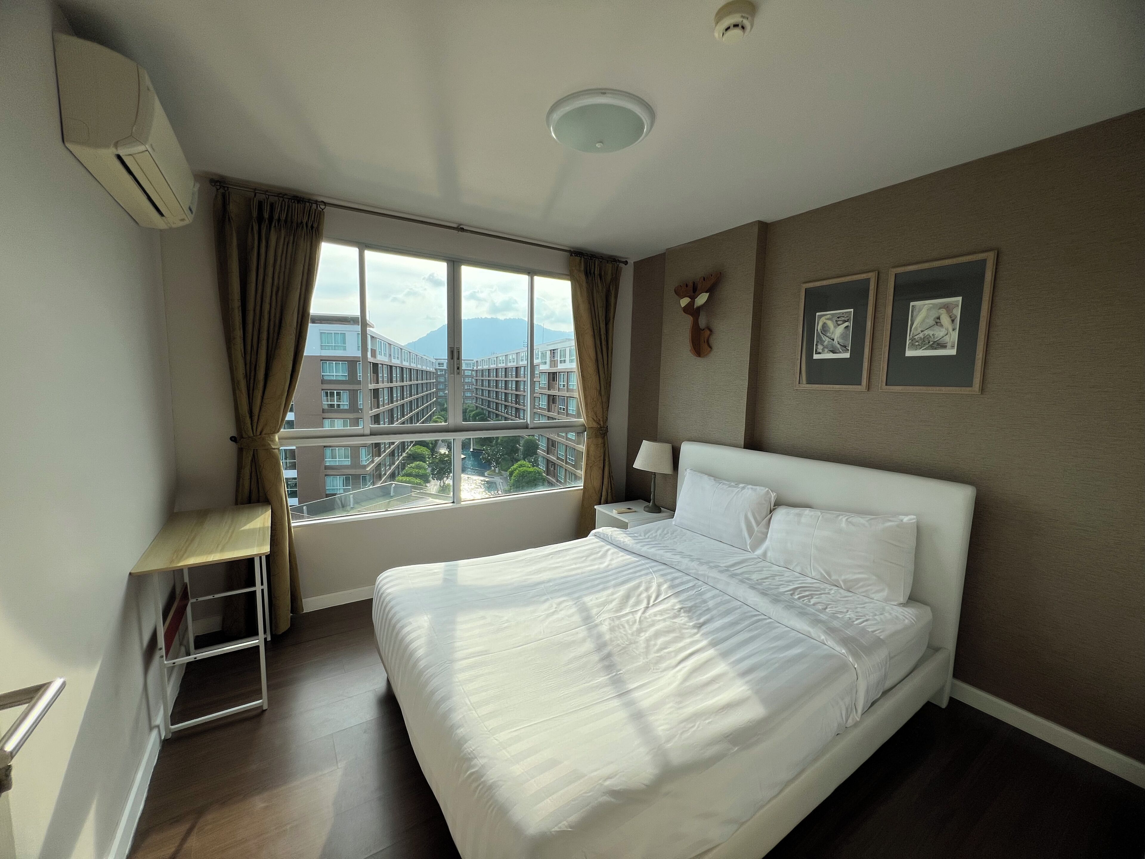 Comfort Duplex, 2 Bedrooms, Kitchenette, Lake View | Iron/ironing board, free WiFi