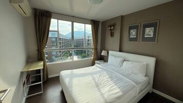 Comfort Duplex, 2 Bedrooms, Kitchenette, Lake View | Iron/ironing board, free WiFi