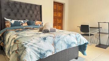 1 slaapkamer, een strijkplank/strijkijzer, internet, beddengoed