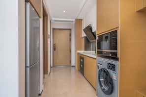 Luxury Twin Room, City View | Desk, laptop workspace, blackout drapes, soundproofing