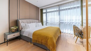 Un dormitorio moderno con cama, mesita de noche y una silla.