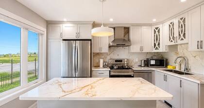 Cozy waterfront family villa near Toronto- Private terrace/ BBQ/ Lakeview/ Games