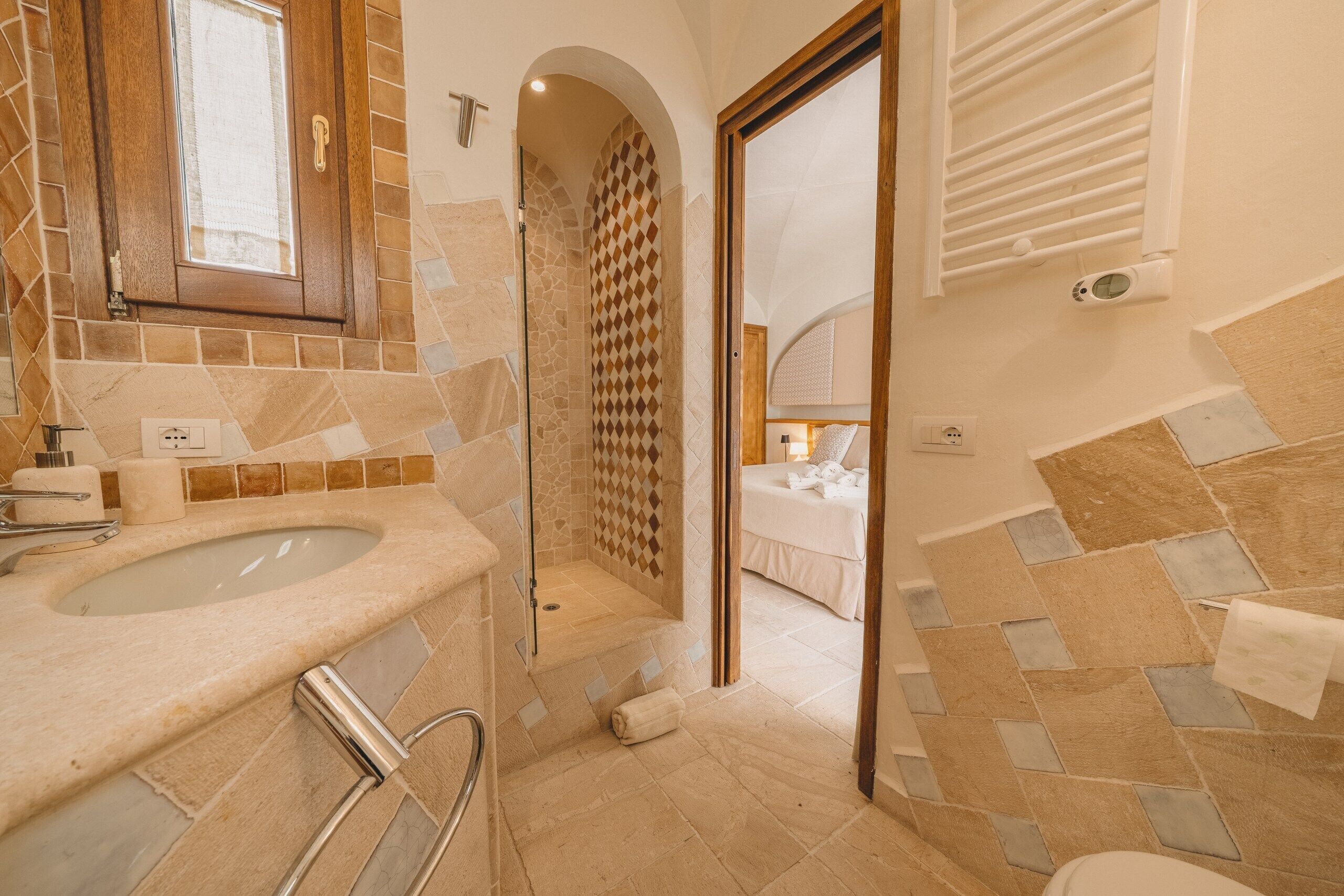 Une salle de bain avec un lavabo, une douche et des toilettes.