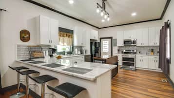 Coffee/tea maker, fridge, microwave, stovetop