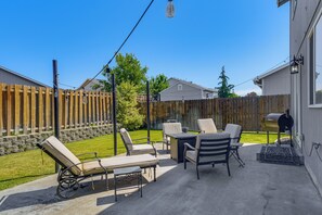 Outdoor dining - 5BR Home Near Breweries Wineries Weddings and More (Moxee)