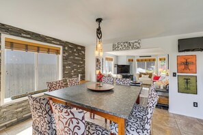 Dining - 5BR Home Near Breweries Wineries Weddings and More (Moxee)