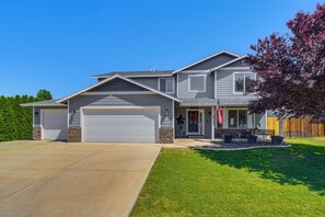Exterior - 5BR Home Near Breweries Wineries Weddings and More (Moxee)