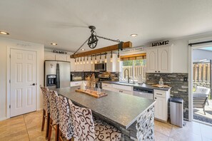 Coffee/tea maker, fridge, microwave, stovetop