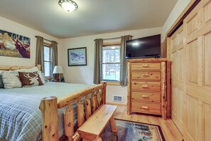 Room - Hike & Expore! Montana Cabin Hideaway (Libby)