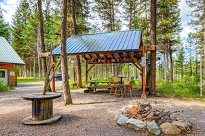 Outdoor dining - Hike & Expore! Montana Cabin Hideaway (Libby)