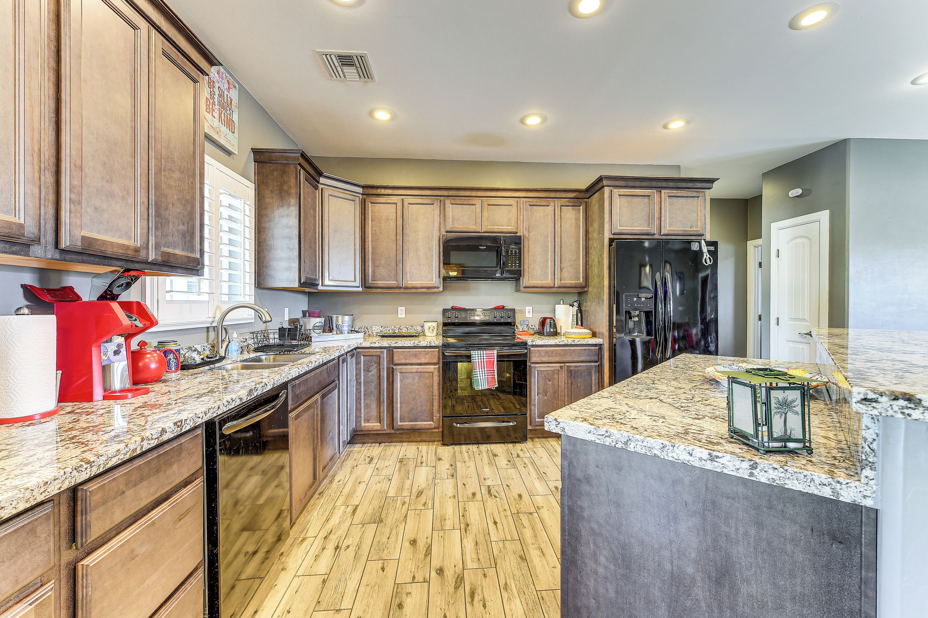 Coffee/tea maker, fridge, microwave, stovetop