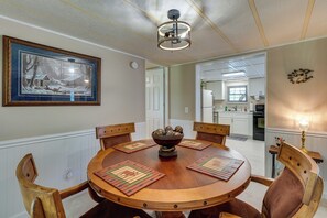 Dining - Raft & Hike! Home 2 Mi to GSMNP w/ Sunroom & Yard (Townsend)