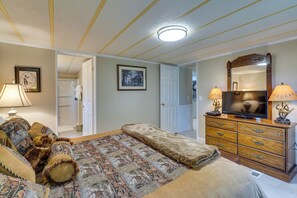 Room - Raft & Hike! Home 2 Mi to GSMNP w/ Sunroom & Yard (Townsend)