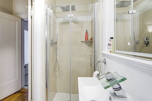 Bathroom - Families Welcome! Berkeley Retreat Near Beaches (Berkeley)