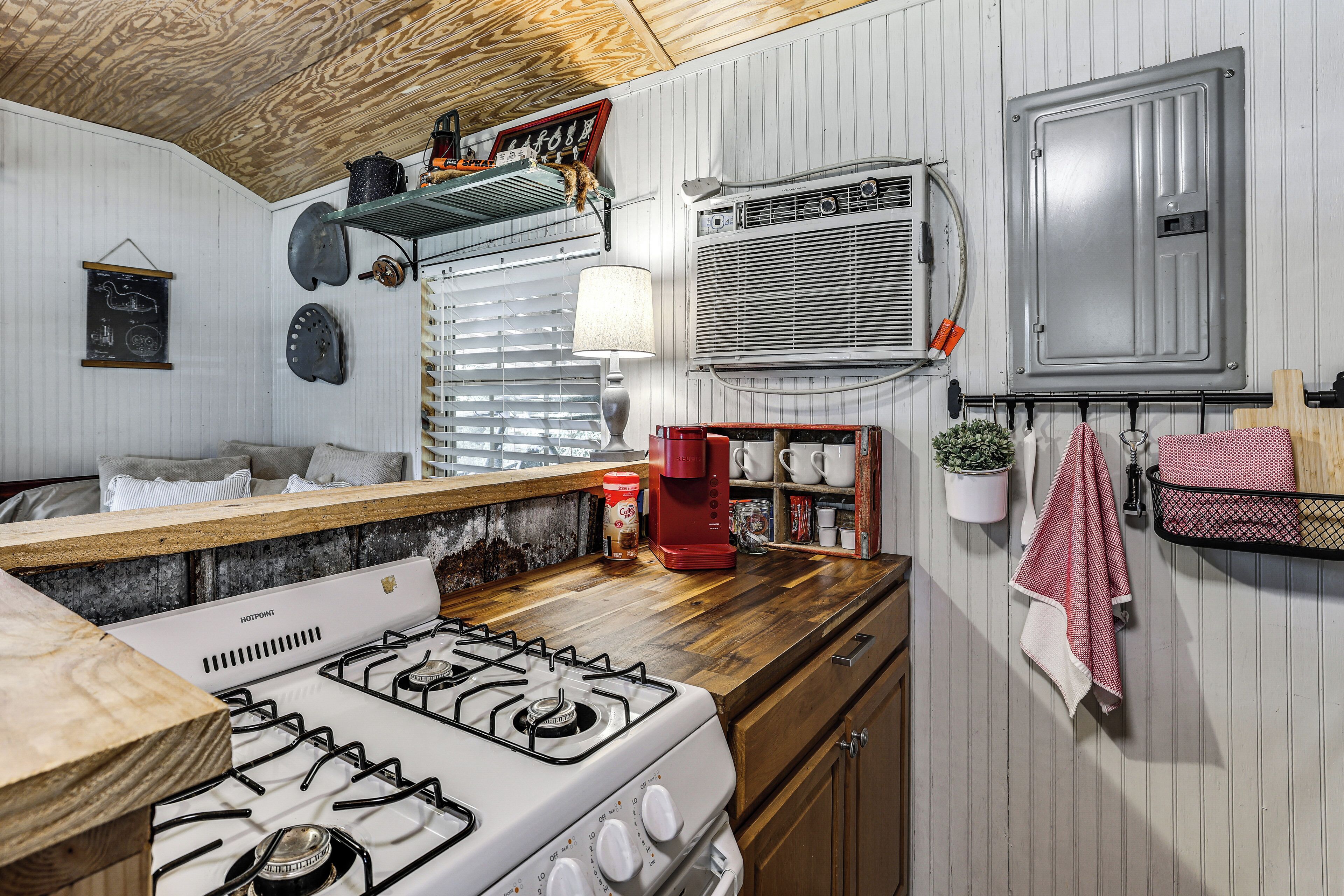 Fridge, microwave, stovetop, dishwasher