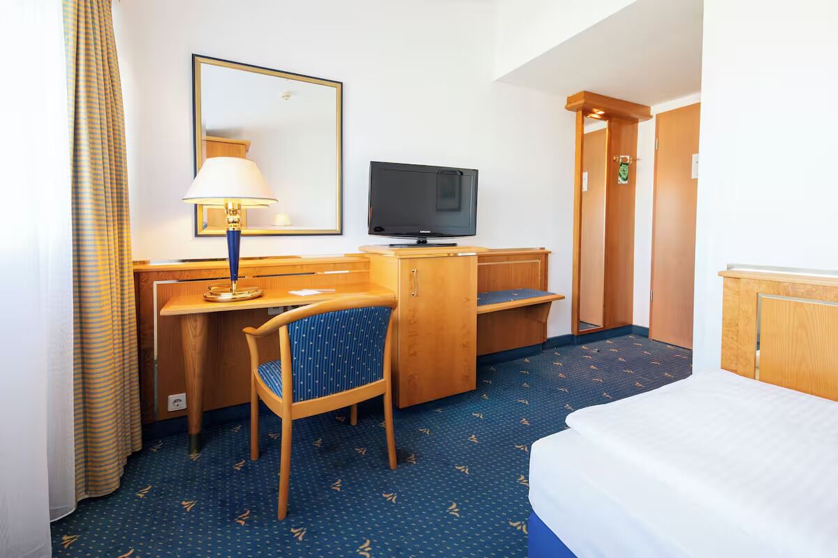 Single Room Getaway | Indoor Pool & Sauna | Near Old Town - Magdeburgo