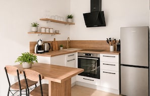 Wasserkocher mit Kaffee-/Teezubehör, Kühlschrank, Mikrowelle, Ofen