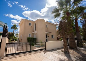 Exterior - Private pool villa – walk to Coral Bay beach & restaurants, sleeps 6 (Pegeia)