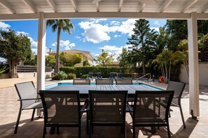Outdoor dining - Private pool villa – walk to Coral Bay beach & restaurants, sleeps 6 (Pegeia)