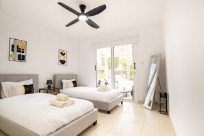 Room - Private pool villa – walk to Coral Bay beach & restaurants, sleeps 6 (Pegeia)