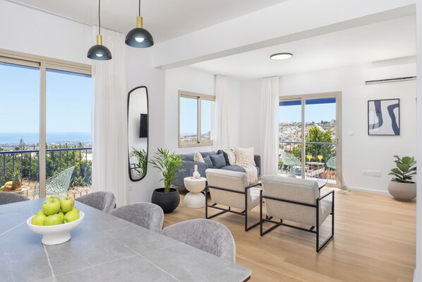 Living area - Aura Sun Holiday Homes - 3BD Apartment (Paphos)
